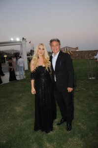 Övünç Yemek & Catering şirketinin sahibi Övünç Gündoğ ile başarılı iç mimar Özlem Dilşener Bayraklı Arena’da 300 davetlinin katılımıyla gerçekleşen düğün töreni evlendiler.