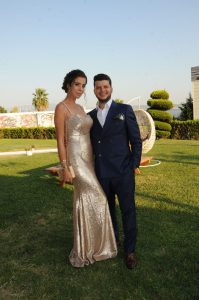 Övünç Yemek & Catering şirketinin sahibi Övünç Gündoğ ile başarılı iç mimar Özlem Dilşener Bayraklı Arena’da 300 davetlinin katılımıyla gerçekleşen düğün töreni evlendiler.
