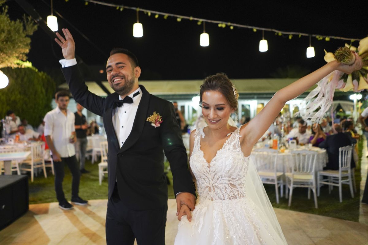 Avukat Gizem Erdaş ile Görkem Çağlar Dikmen Milas'ta yapılan görkemli düğünle evlendiler.