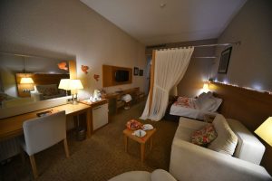 Kapıdan gireni dörtlüklerle karşılayan, ölümsüz dizelerle sımsıkı sarmalayan, sıcacık bir butik otel Şiir. Şiir Butik Otel, Denizli'de yer alan “konseptli otel” kavramının da en belirgin örneği.