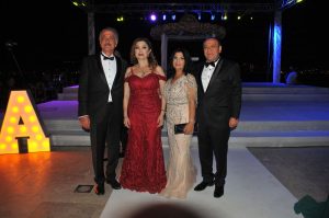 İzmir Sanayici ve İş İnsanları Derneği (İZSİAD) Yönetim Kurulu Başkanı Hasan Küçükkurt’un kızı Özge Küçükkurt ile Atilla Ahmetoğlu dünya evine girdiler. Megaplus dergisi 37. Sayı