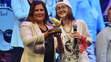 İzmir Kuşadası 22. Altın Güvercin Beste Yarışması'nda birinciliği 25 yaşındaki Gökçe Özgül, "Sen Bana Canlı Lazımsın" isimli eseri ile kazandı.