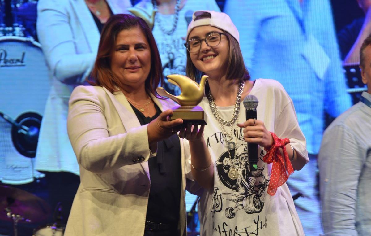 İzmir Kuşadası 22. Altın Güvercin Beste Yarışması'nda birinciliği 25 yaşındaki Gökçe Özgül, "Sen Bana Canlı Lazımsın" isimli eseri ile kazandı.