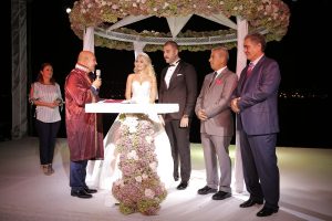 İzmir Sanayici ve İş İnsanları Derneği (İZSİAD) Yönetim Kurulu Başkanı Hasan Küçükkurt’un kızı Özge Küçükkurt ile Atilla Ahmetoğlu dünya evine girdiler. Megaplus dergisi 37. Sayı