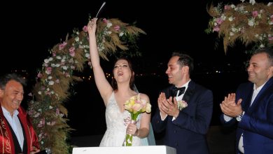 Övünç Yemek & Catering şirketinin sahibi Övünç Gündoğ ile başarılı iç mimar Özlem Dilşener Bayraklı Arena’da 300 davetlinin katılımıyla gerçekleşen düğün töreni evlendiler.
