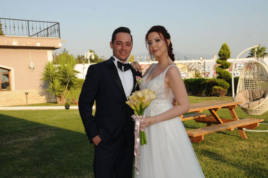 Övünç Yemek & Catering şirketinin sahibi Övünç Gündoğ ile başarılı iç mimar Özlem Dilşener Bayraklı Arena’da 300 davetlinin katılımıyla gerçekleşen düğün töreni evlendiler.