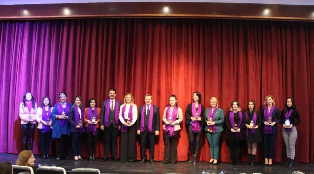 Konak Belediyesi’nin “Kadın Doğmak” projesinde görev alan 16 kadın, Konak Belediye Başkanı Abdül Batur’dan teşekkür plaketlerini aldılar.