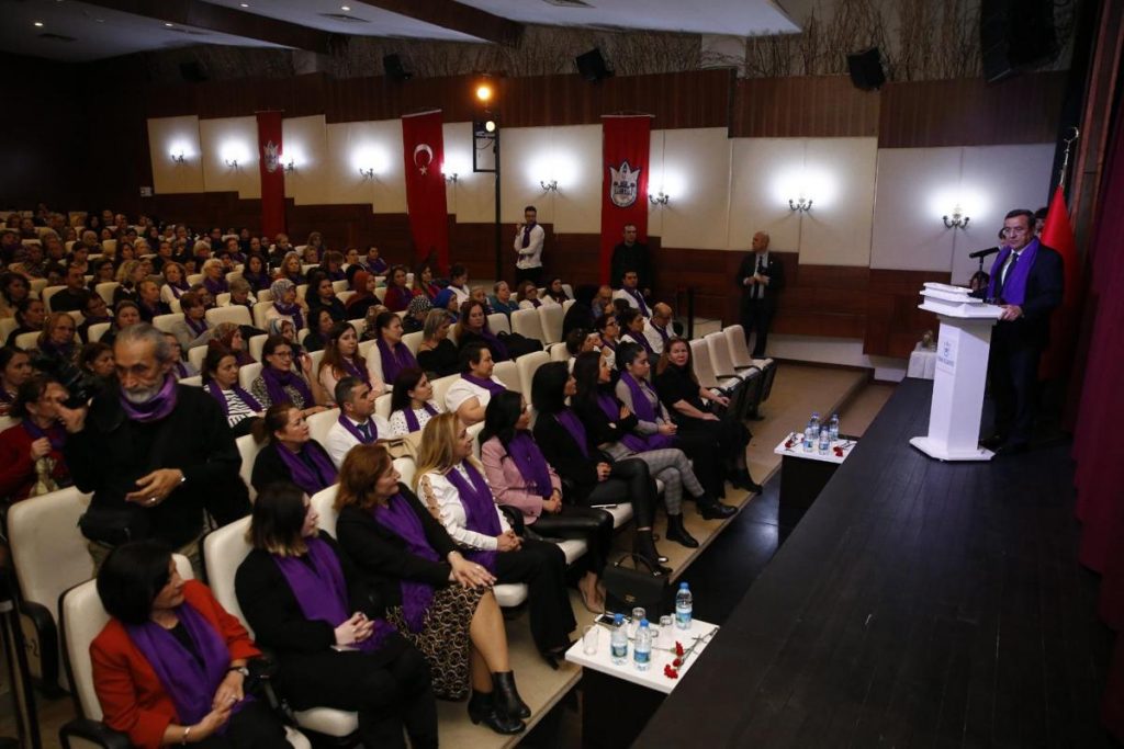 Konak Belediyesi’nin “Kadın Doğmak” projesinde görev alan 16 kadın, Konak Belediye Başkanı Abdül Batur’dan teşekkür plaketlerini aldılar. 